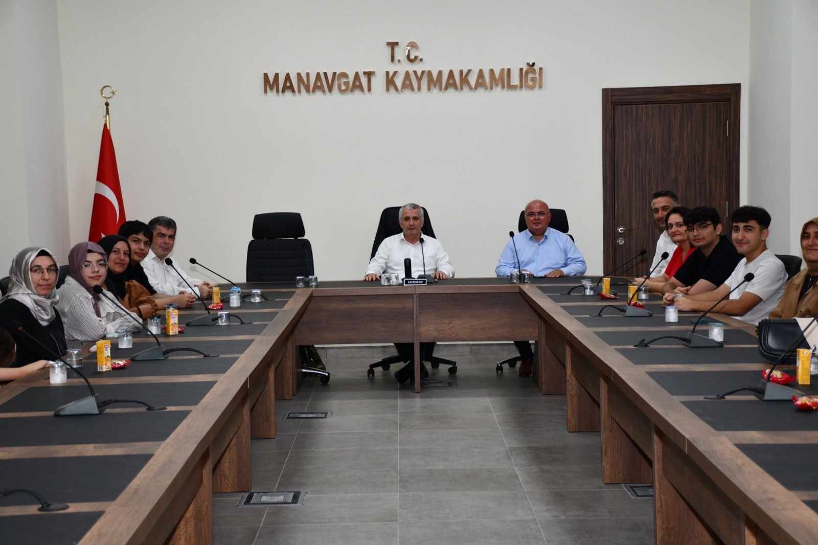 Manavgattadereceyegirenogrencilerekaymakamdananlamlıodull