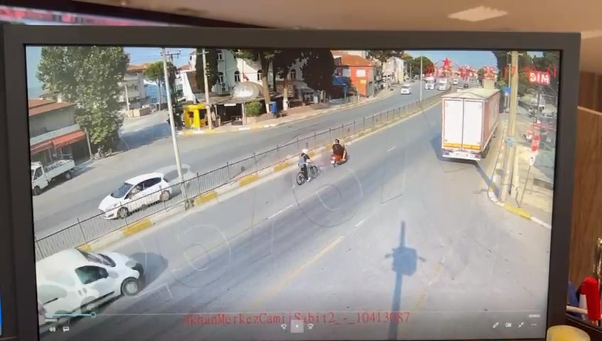 Motosiklete Bagladıgı Bisikletle Trafige Cıkıp Tehlike Sactı