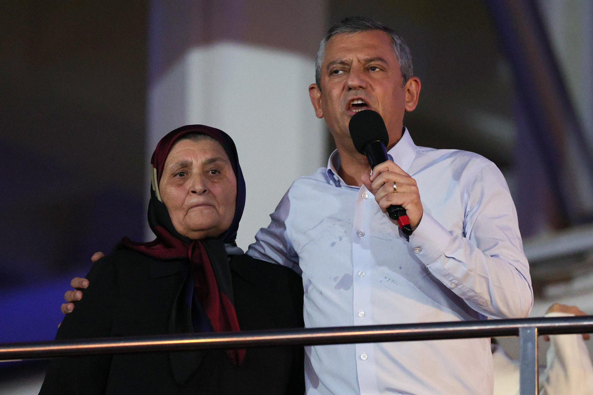 Ozgurozeladayimibiraksandigigetir (2)