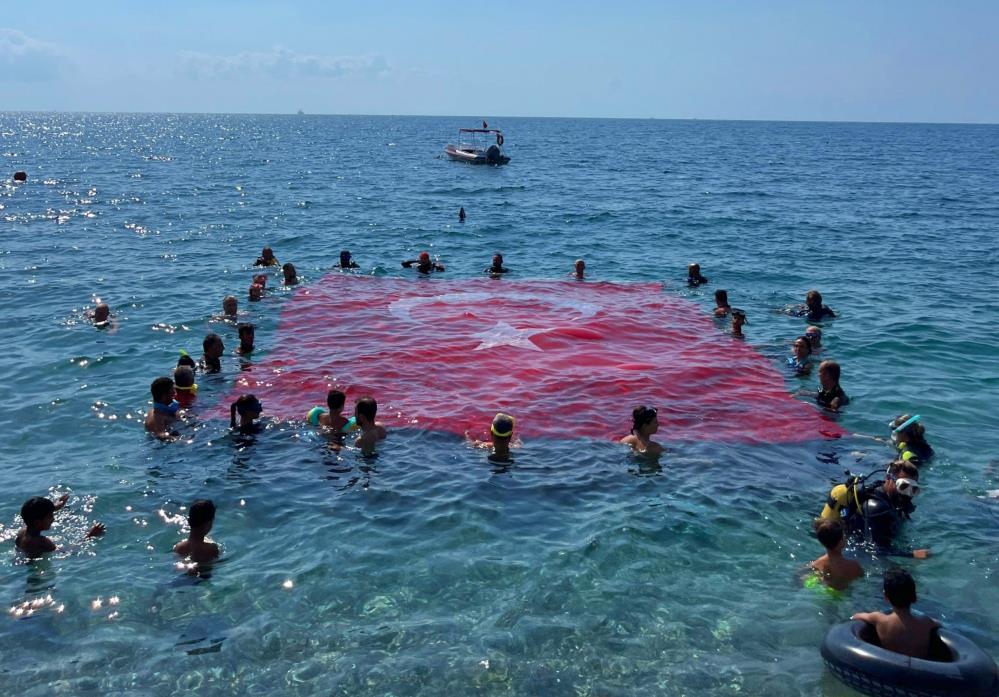 30Agustoszaferbayramınaozeldenizaltındabayraksoleni