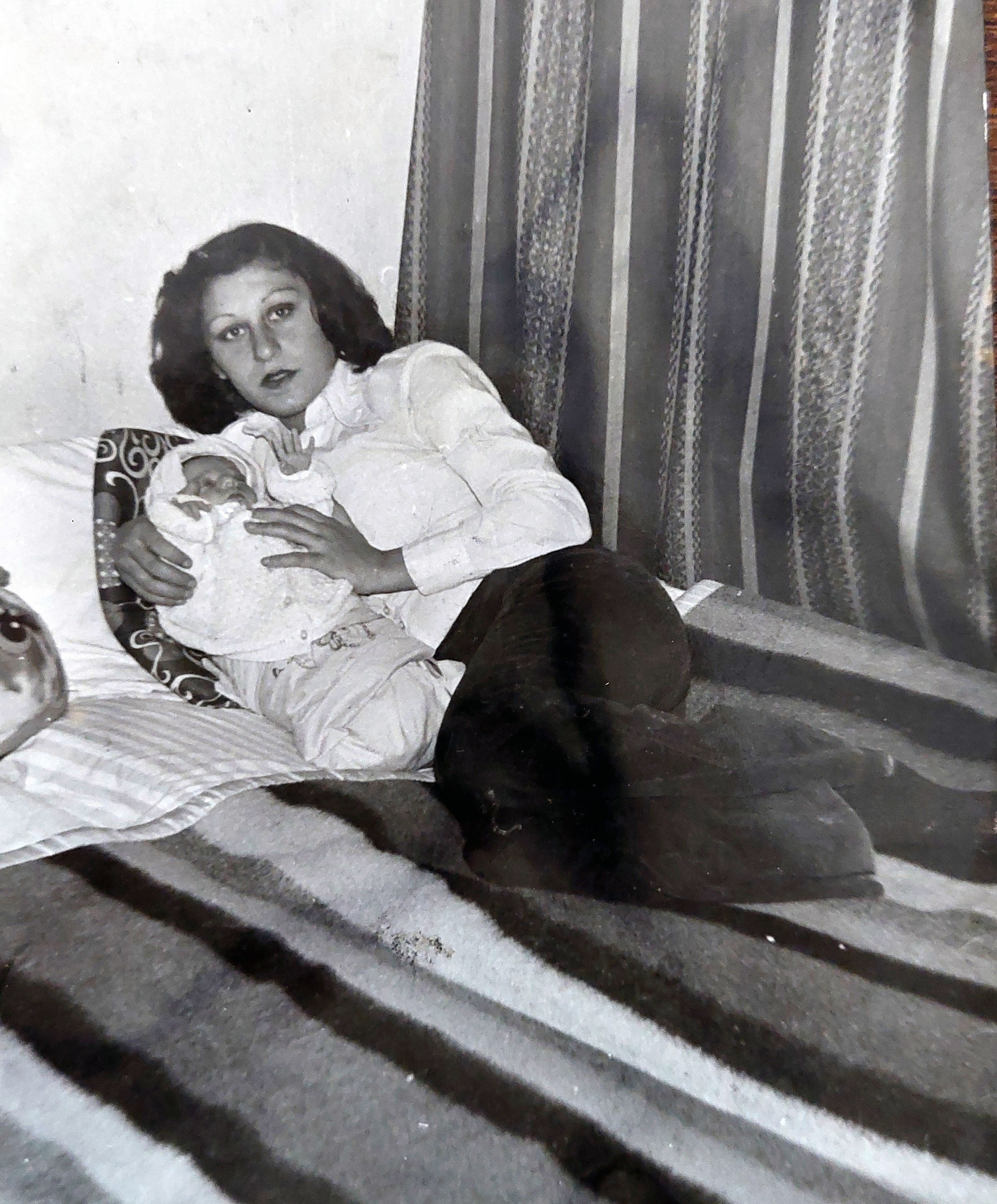 33Yilboyuncaannesiniaradi