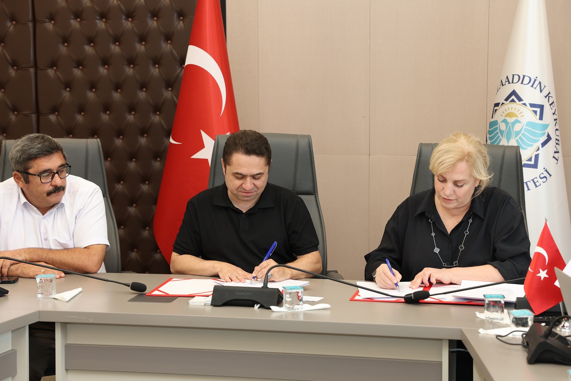 Alanyadasehirveuniversiteicineleleverildi