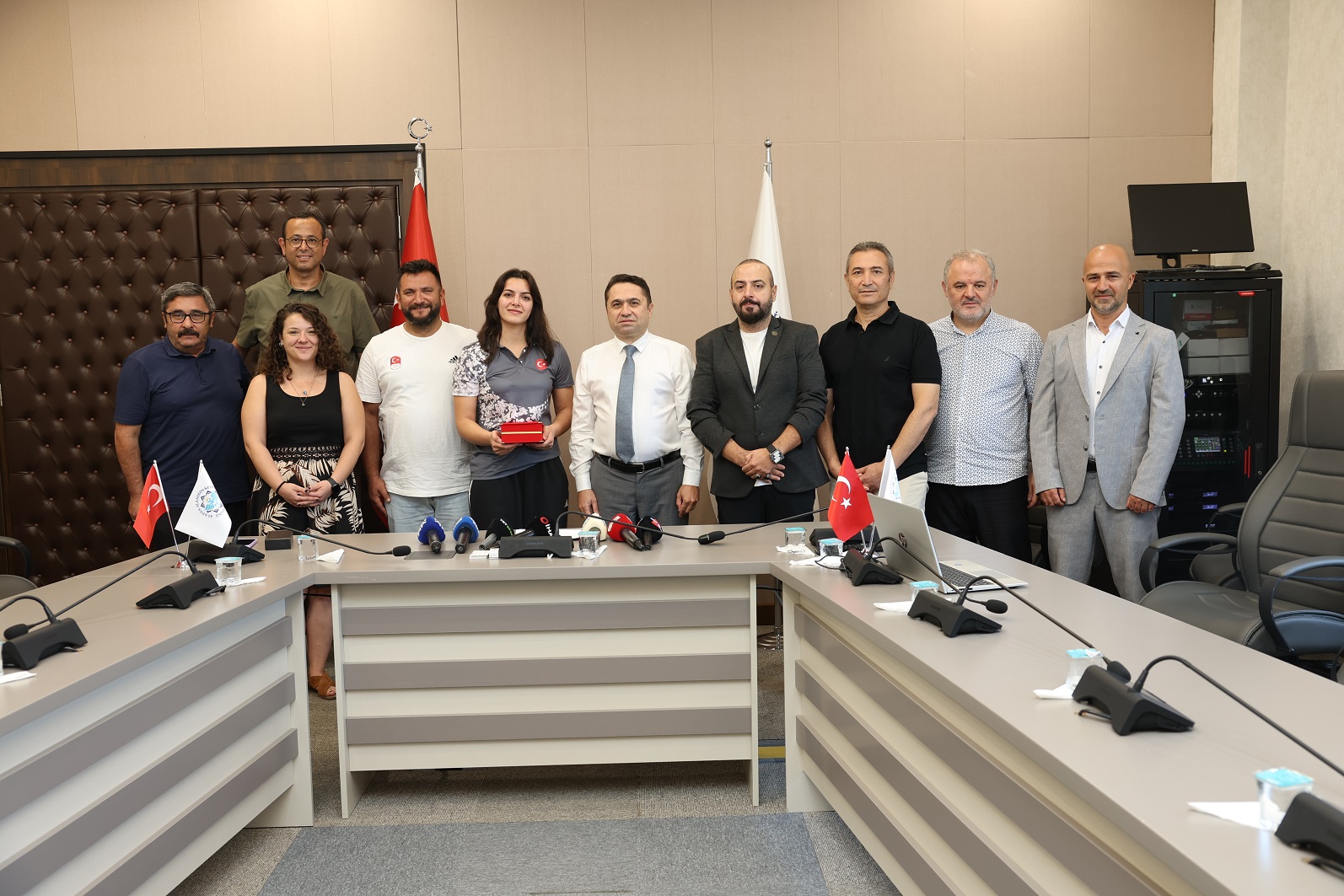 Alkuyugururlandirdiplakettakdimedildi