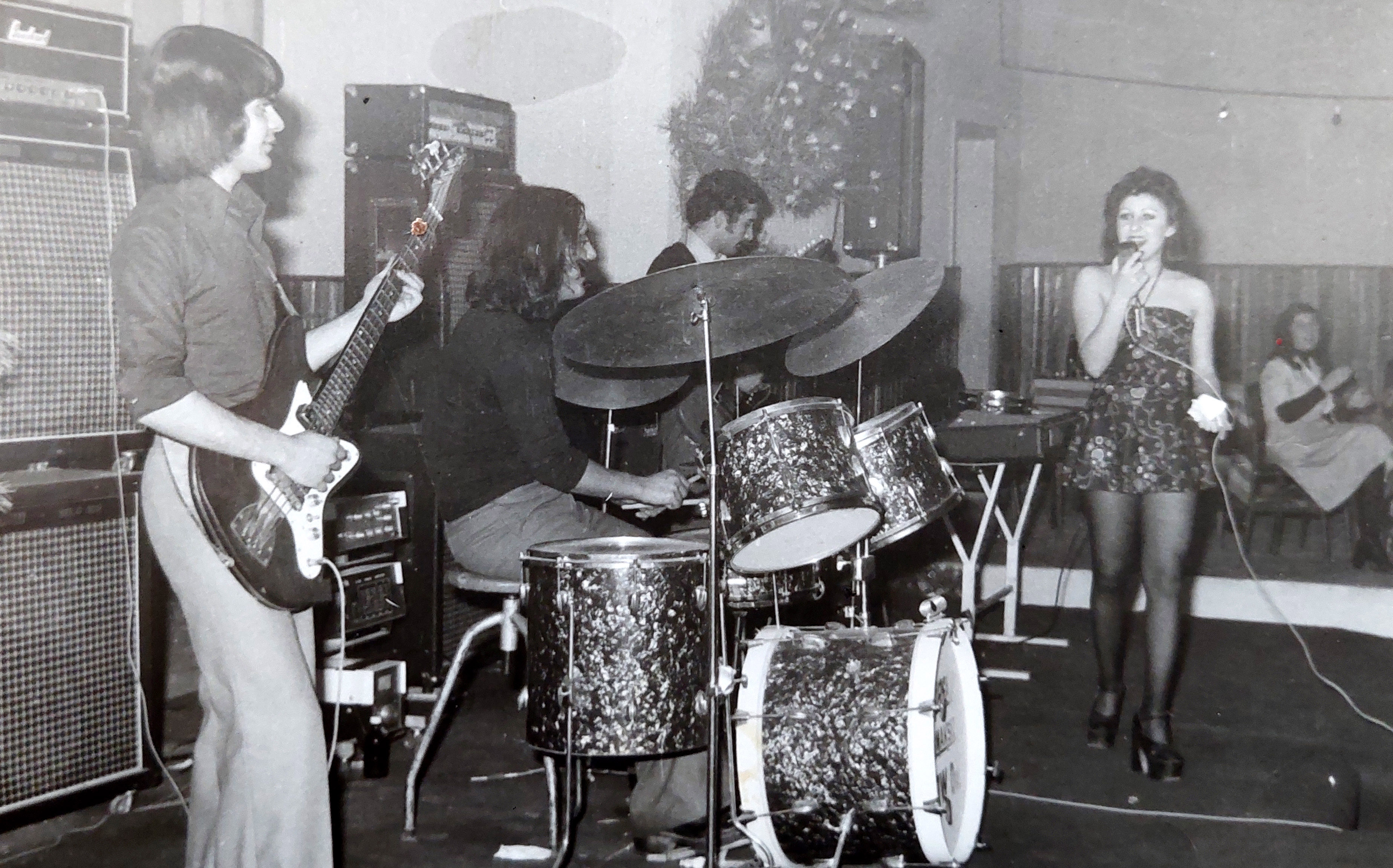 Annesininmezariniactirdi