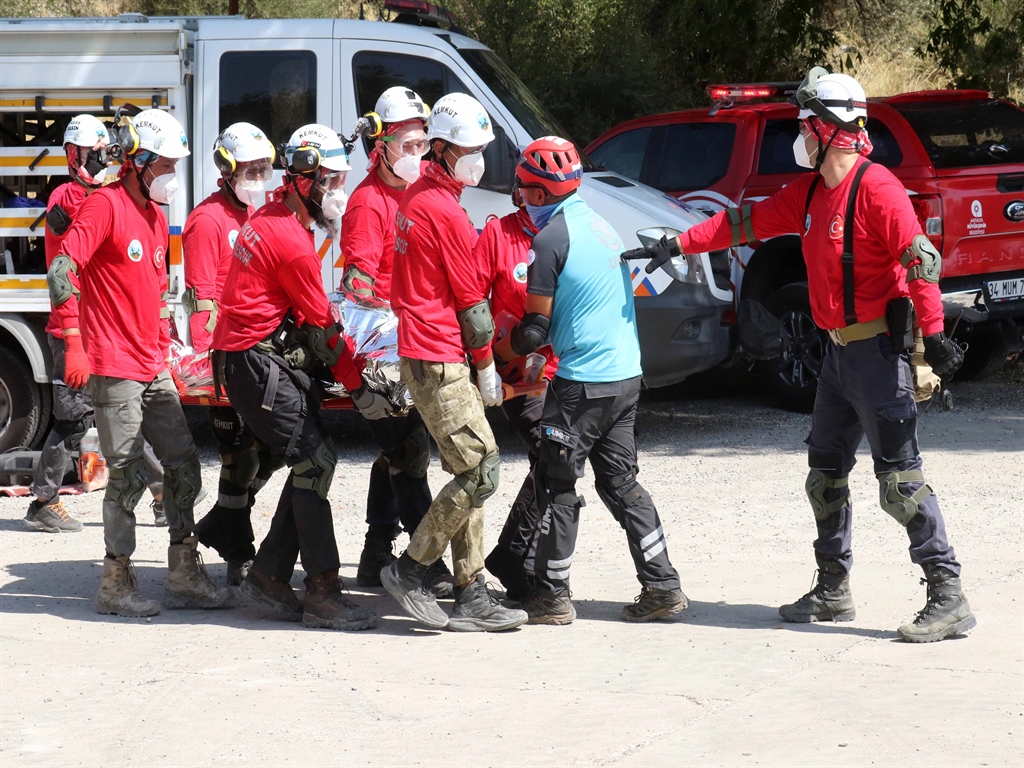 Antalyadadepremcalısmasısaniyelerleyarıstılar