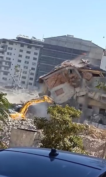 Binanınaltındakalmaktankurtuldu-1