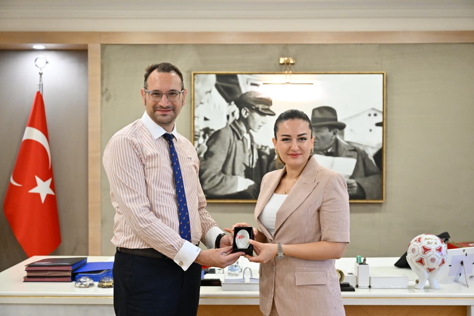 Buyuksehirvelitvanyaarasindayeniisbirligi