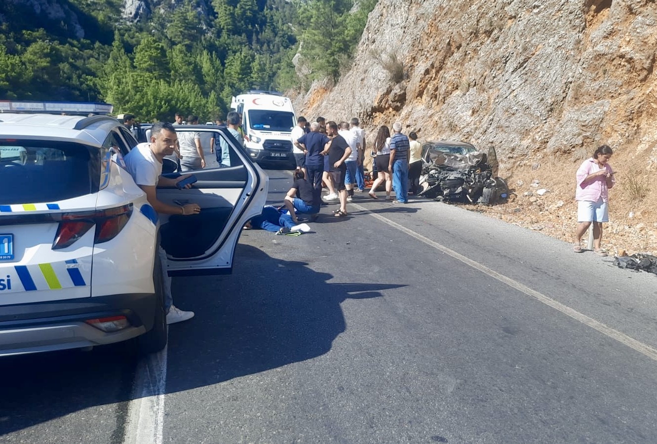 Cekiciyleotomobilcarpistiayniaileden4Kisiyaralandi