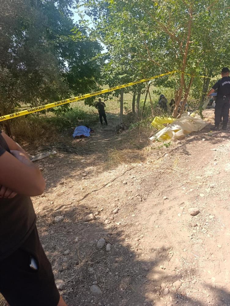 Devrilentraktorunaltindakaldi