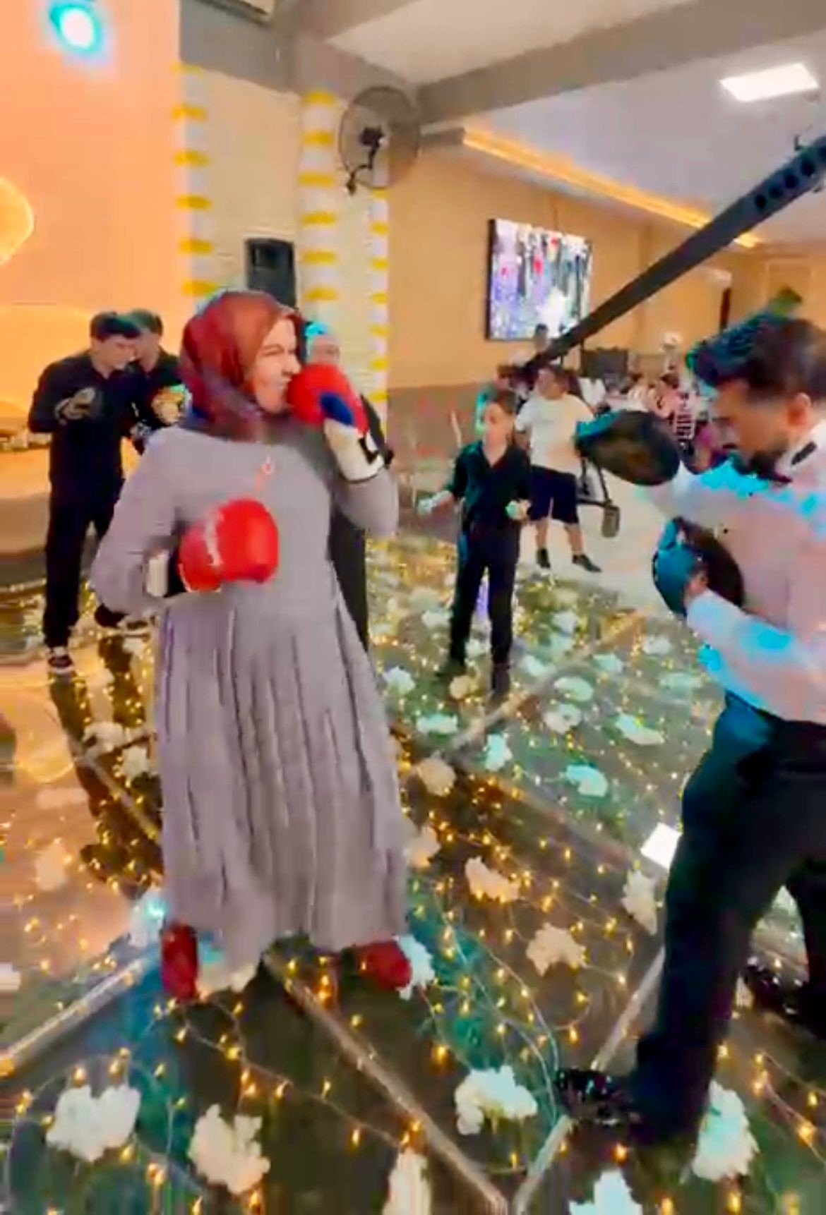 Eldivenlerlesahneyecikipringedonusturduler