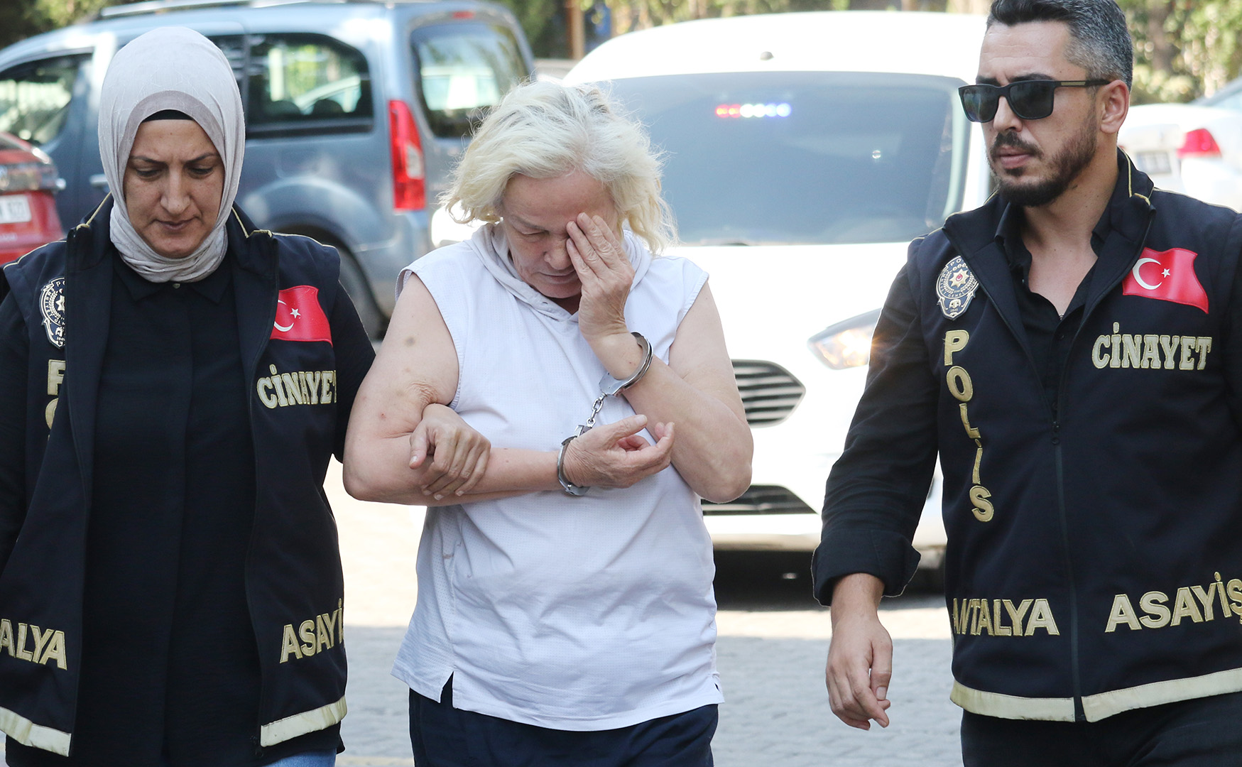 Esitarafindanbicaklandi