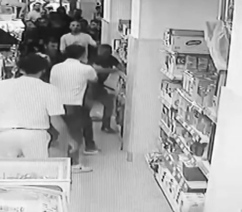 Eskikizarkadasinamarkettesaldirdi