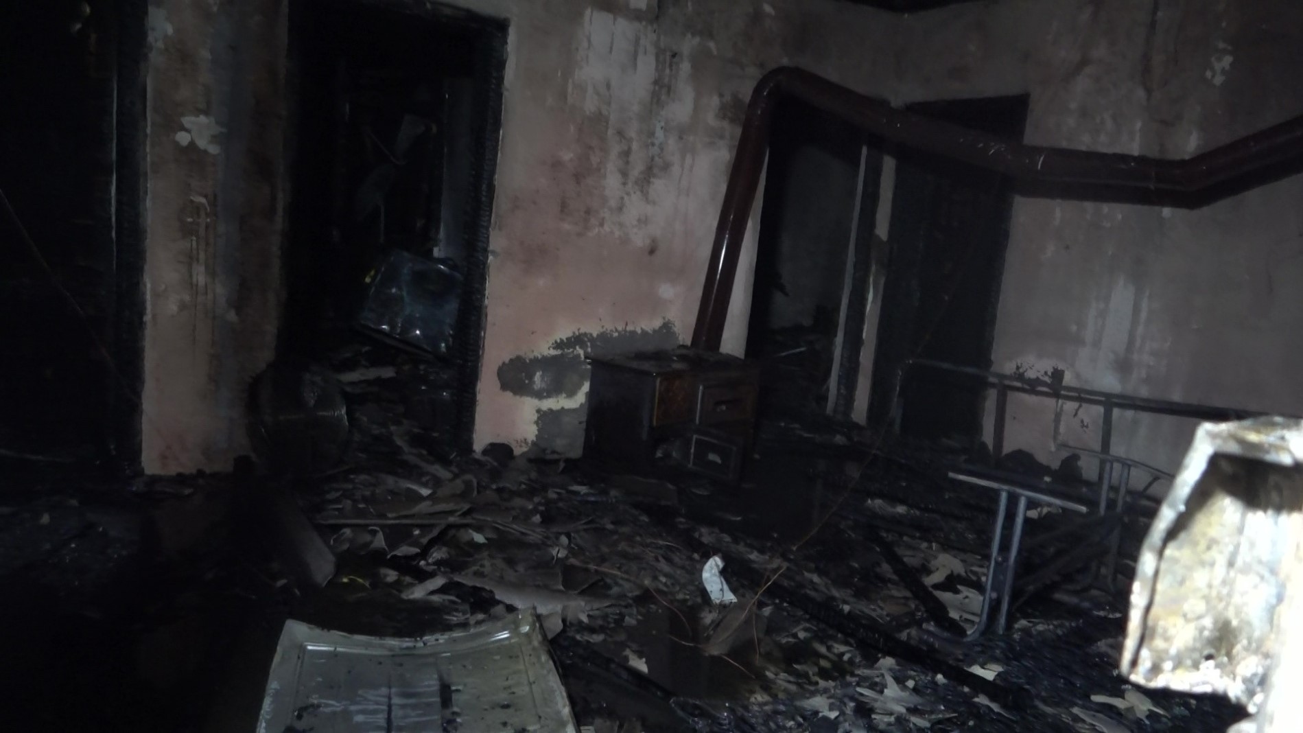 Evininyanmasinicaresizgozlerleizledi