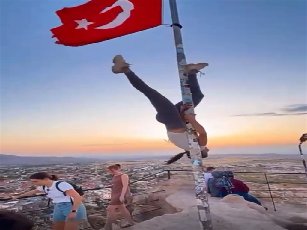 Kapadokyadaturkbayragıdiregindedansedenturistesorusturma