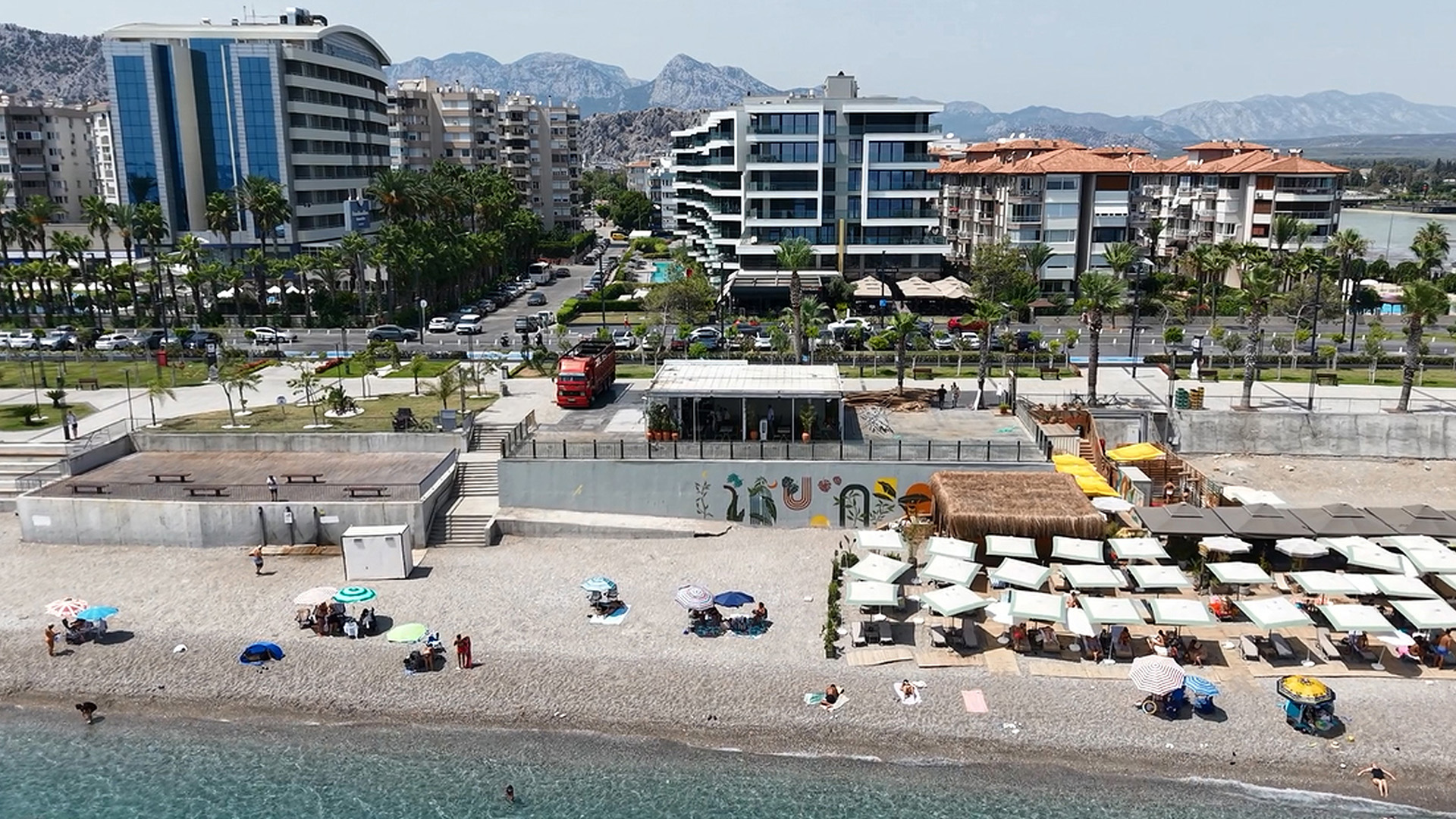 Konyaaltisahilindesezlonglarkaldirildi