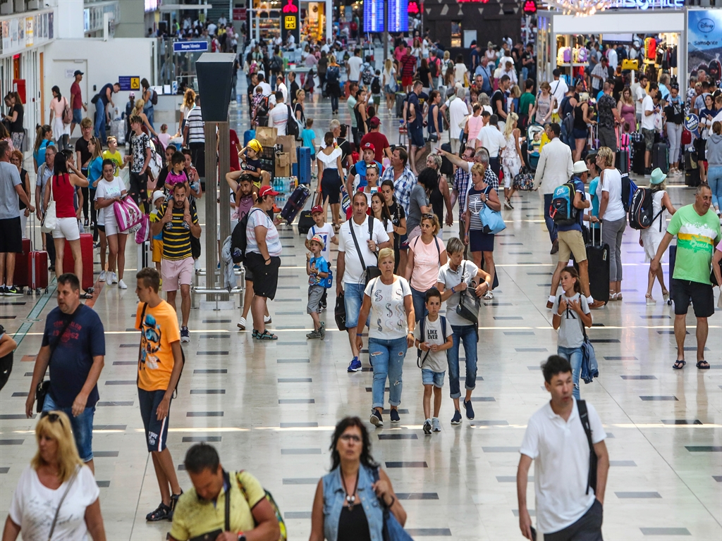 Tatilicinantalyayagelenturistlerrezervelerinisondakkayapıyor