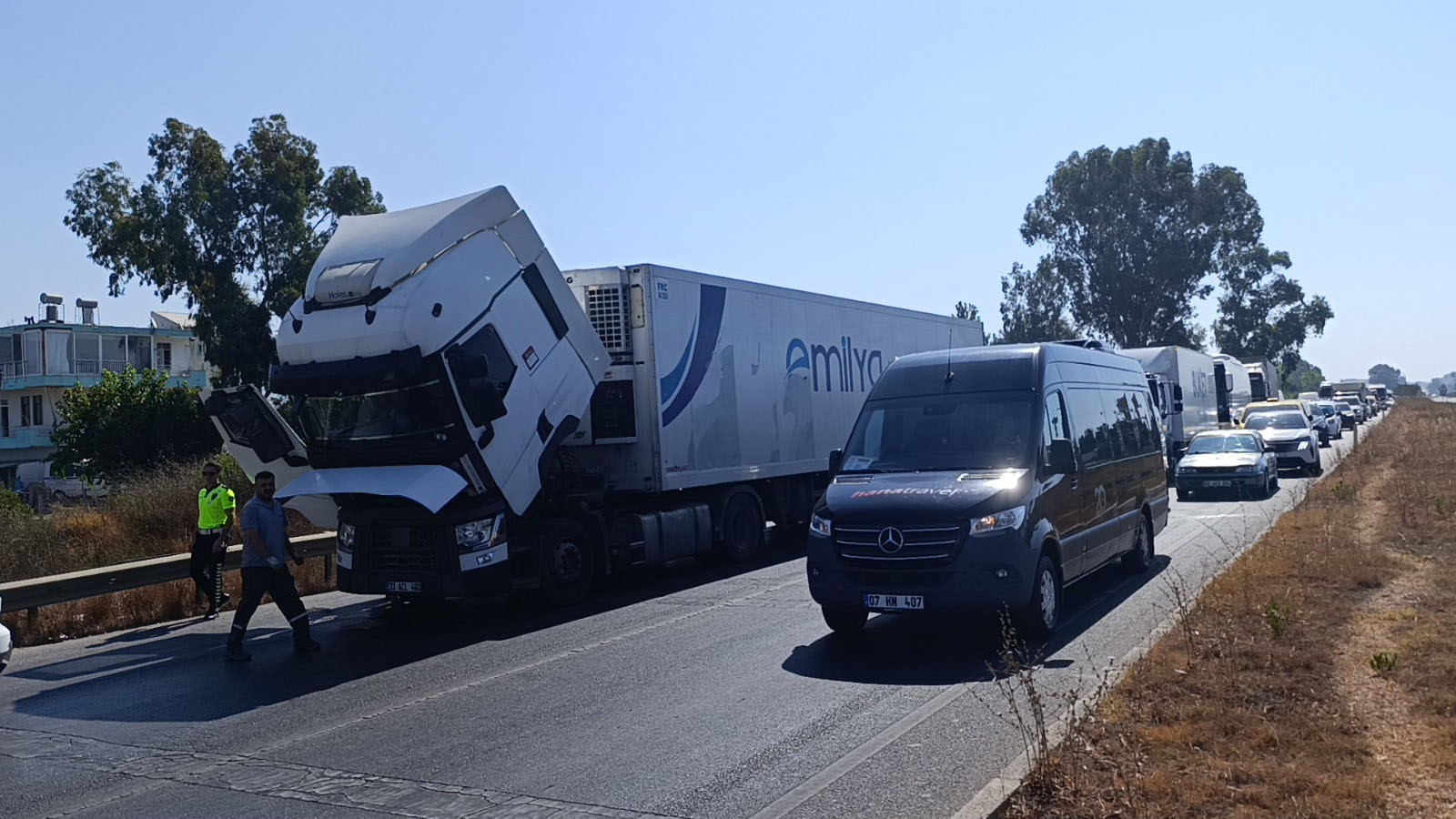 Tirarizayaptimetrelercekuyrukolustu