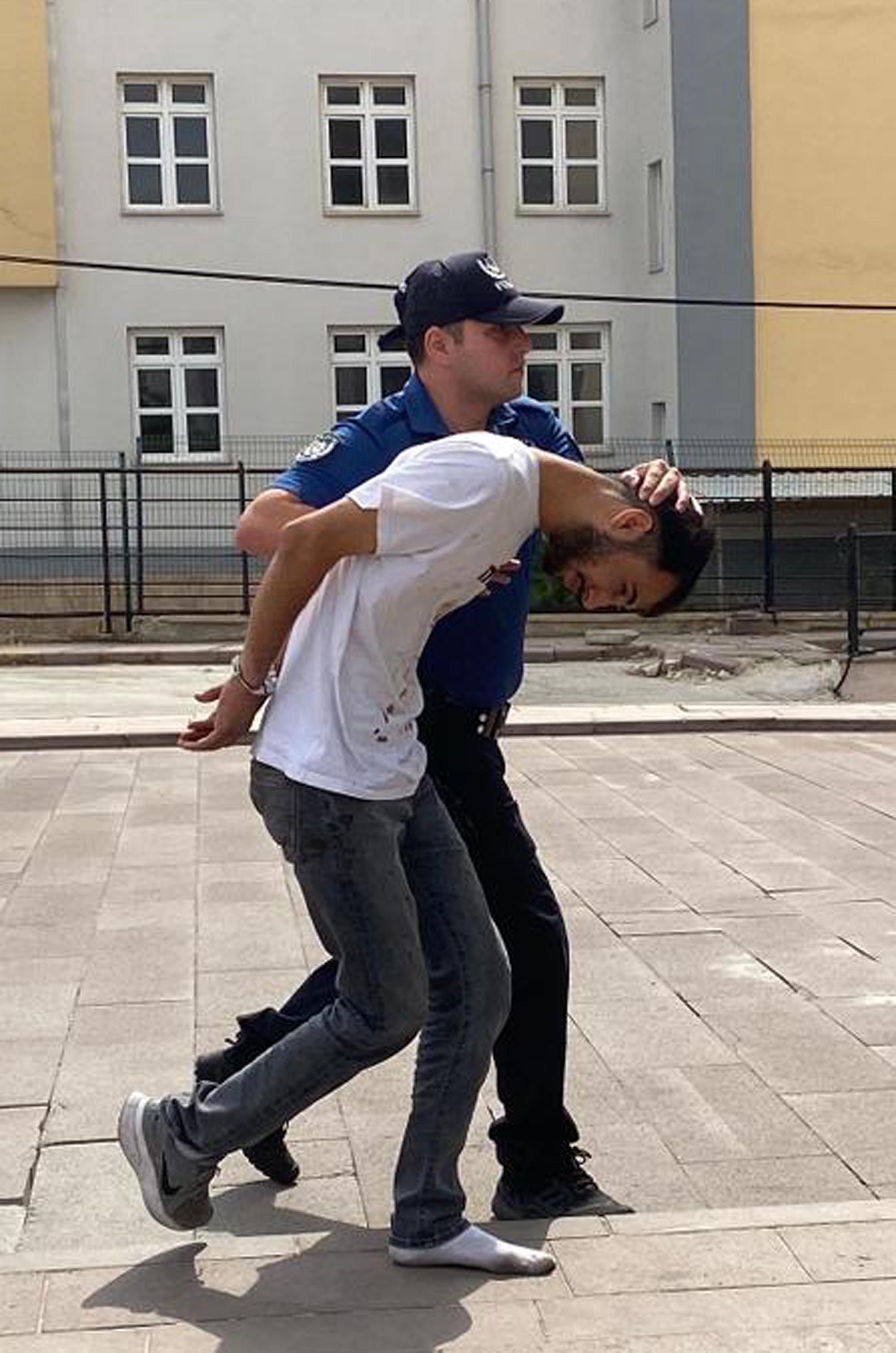 Yasaklimaddeyleyakalandipolisesaldirdi