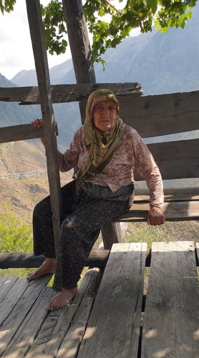 Yaslikadinevininbahcesindebulundu