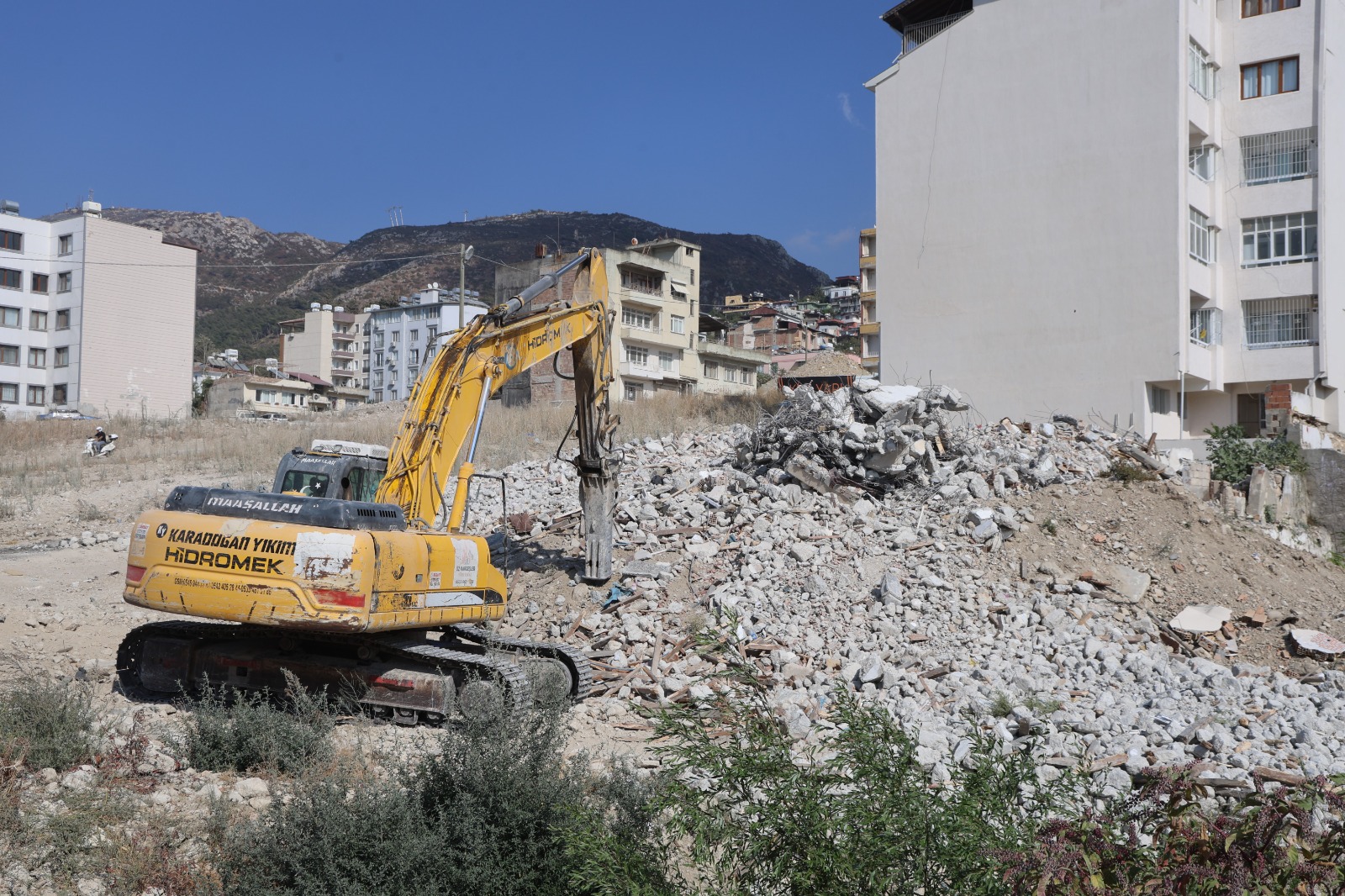 Yıktıgıbinanınaltındakalmaktansonandakurtuldu