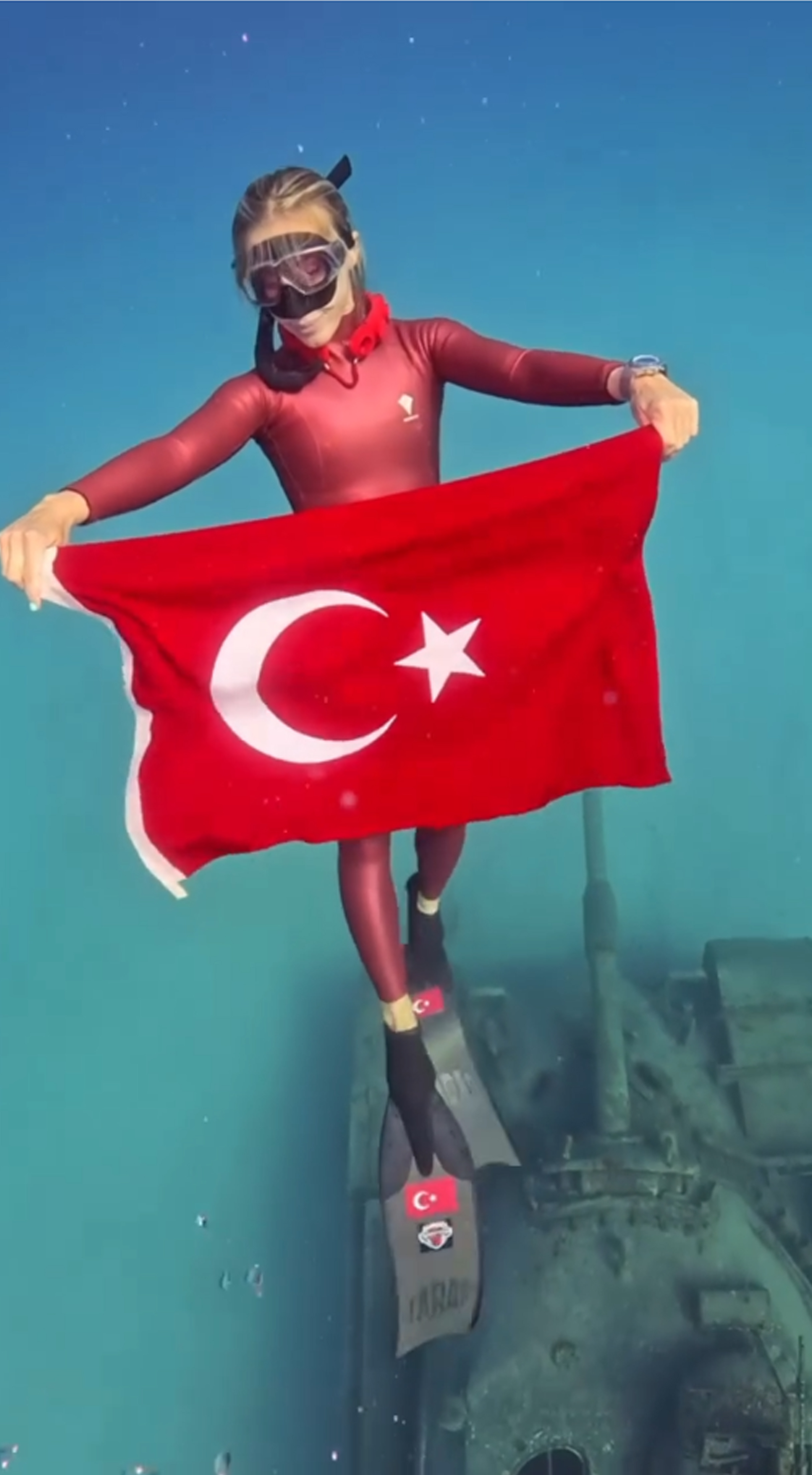 Zaferbayramindadenizinaltindabayrakacildi