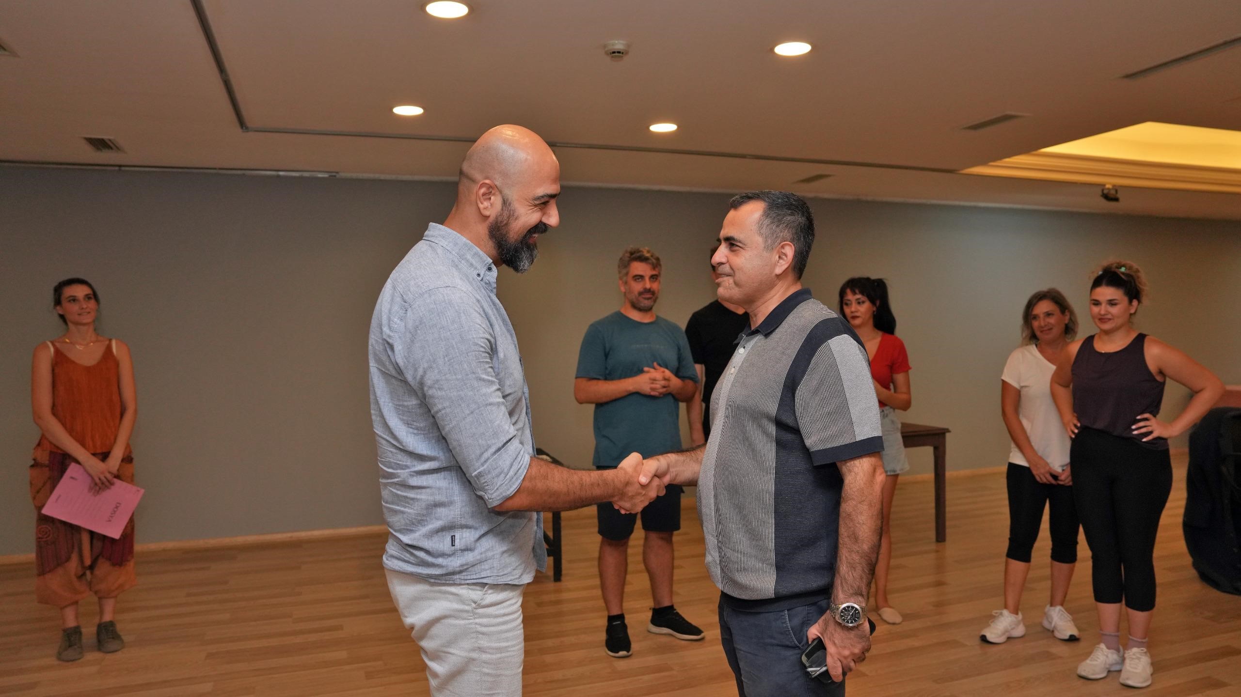 Alanyabelediyesisanatinisahneyetasiyor