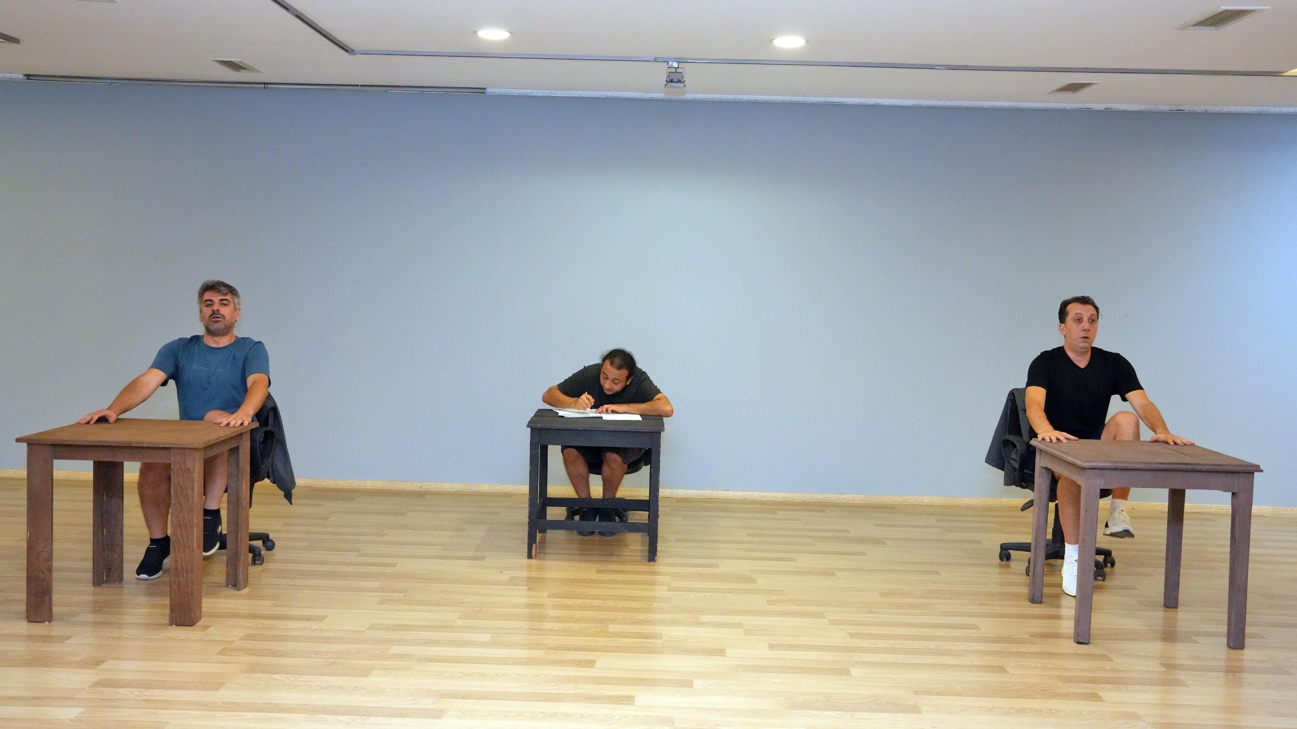 Alanyabelediyetiyatrosudunyaklasigiylesahneyedonuyor