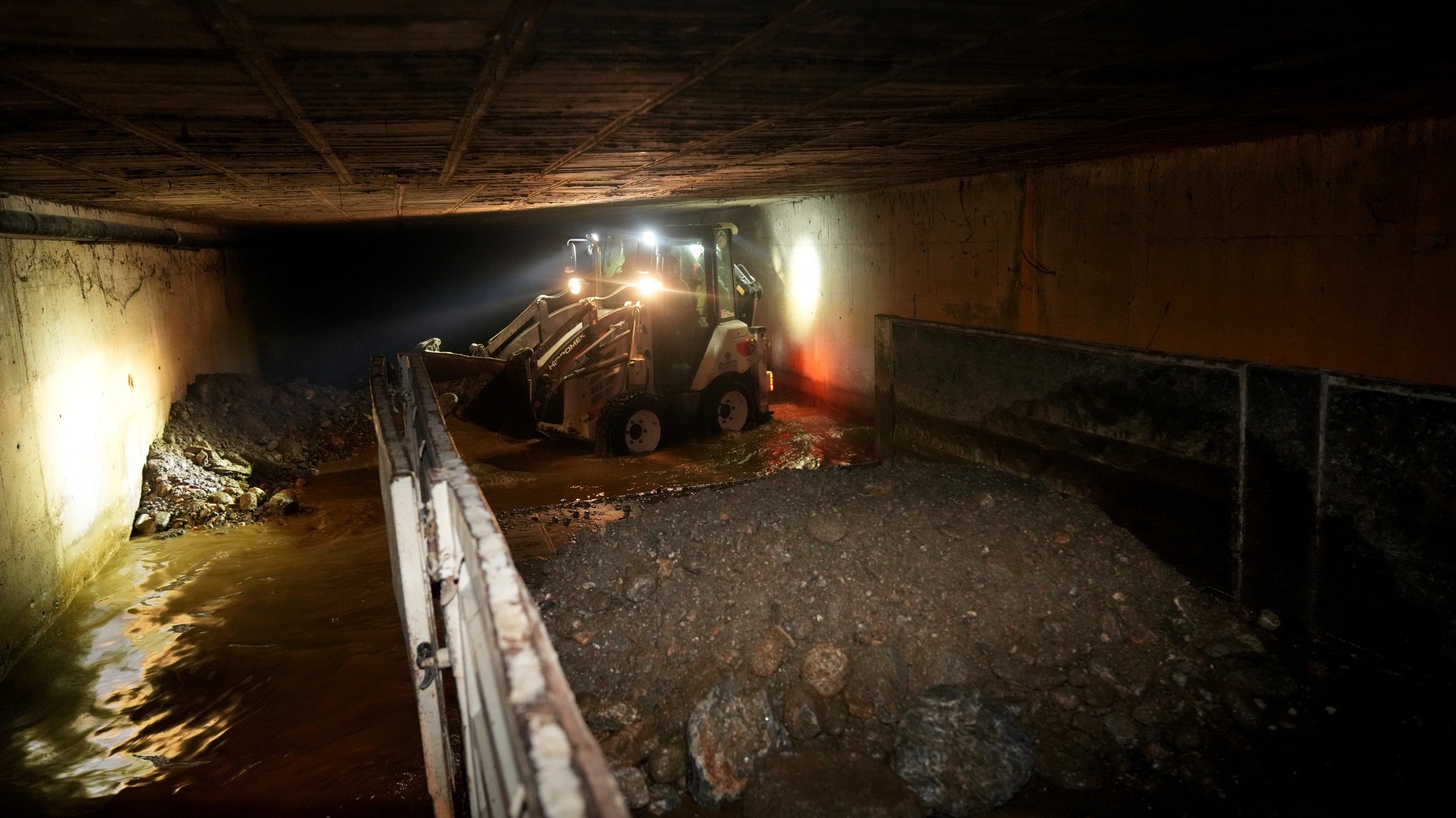 Alanyadaekiplertemizlikbutonunabasti