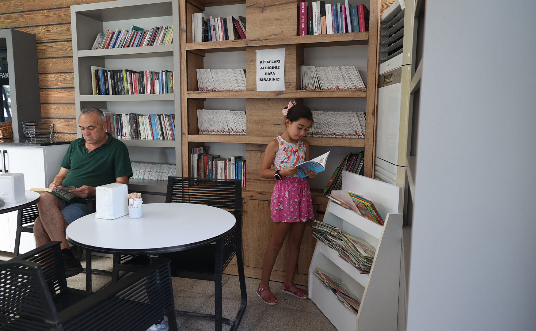 Antalyadakitapvedinlenmekeyfibarbaroscaybahcesinde