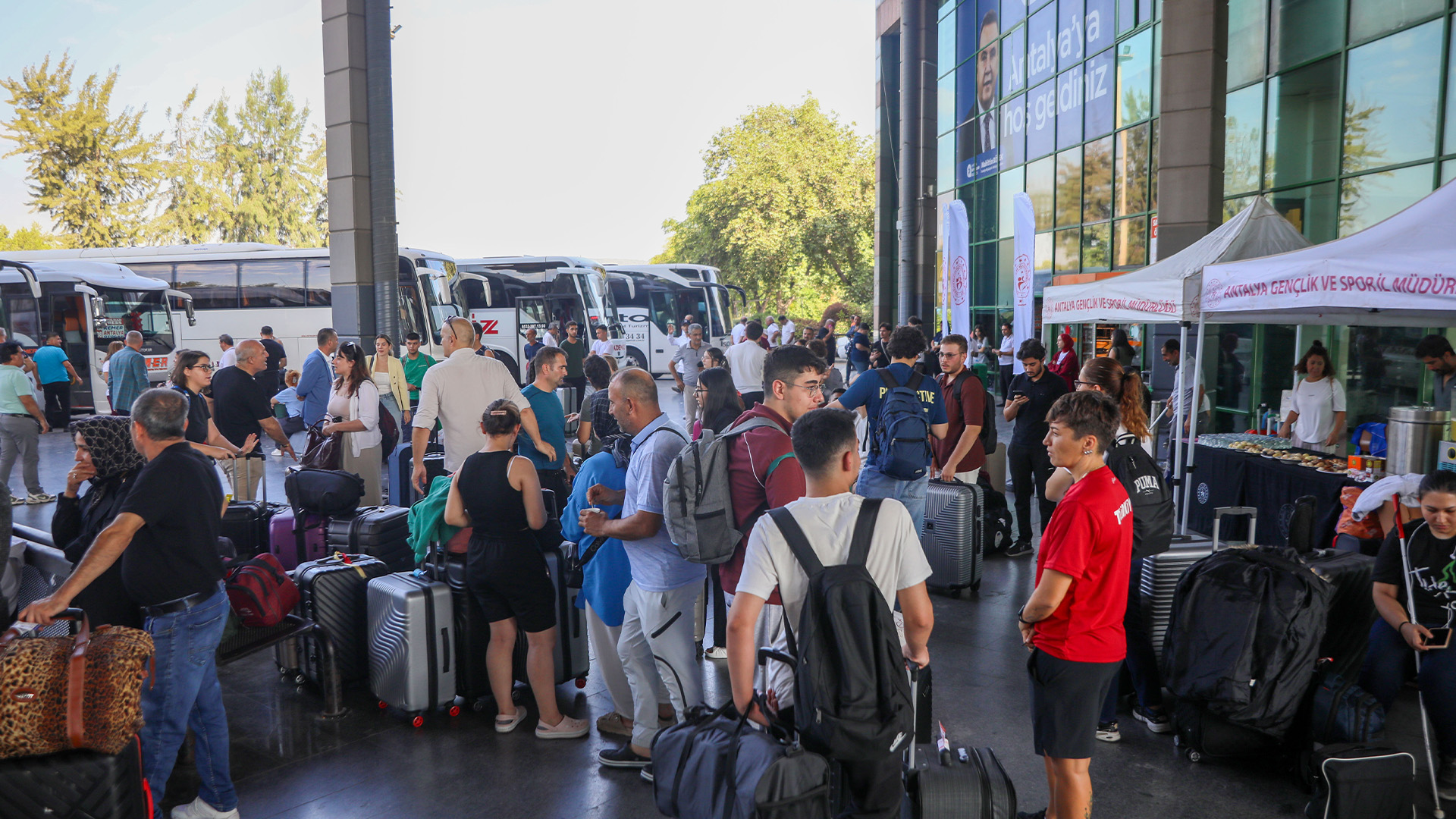 Antalyadauniversitegrencilerinekarsilamadestegi