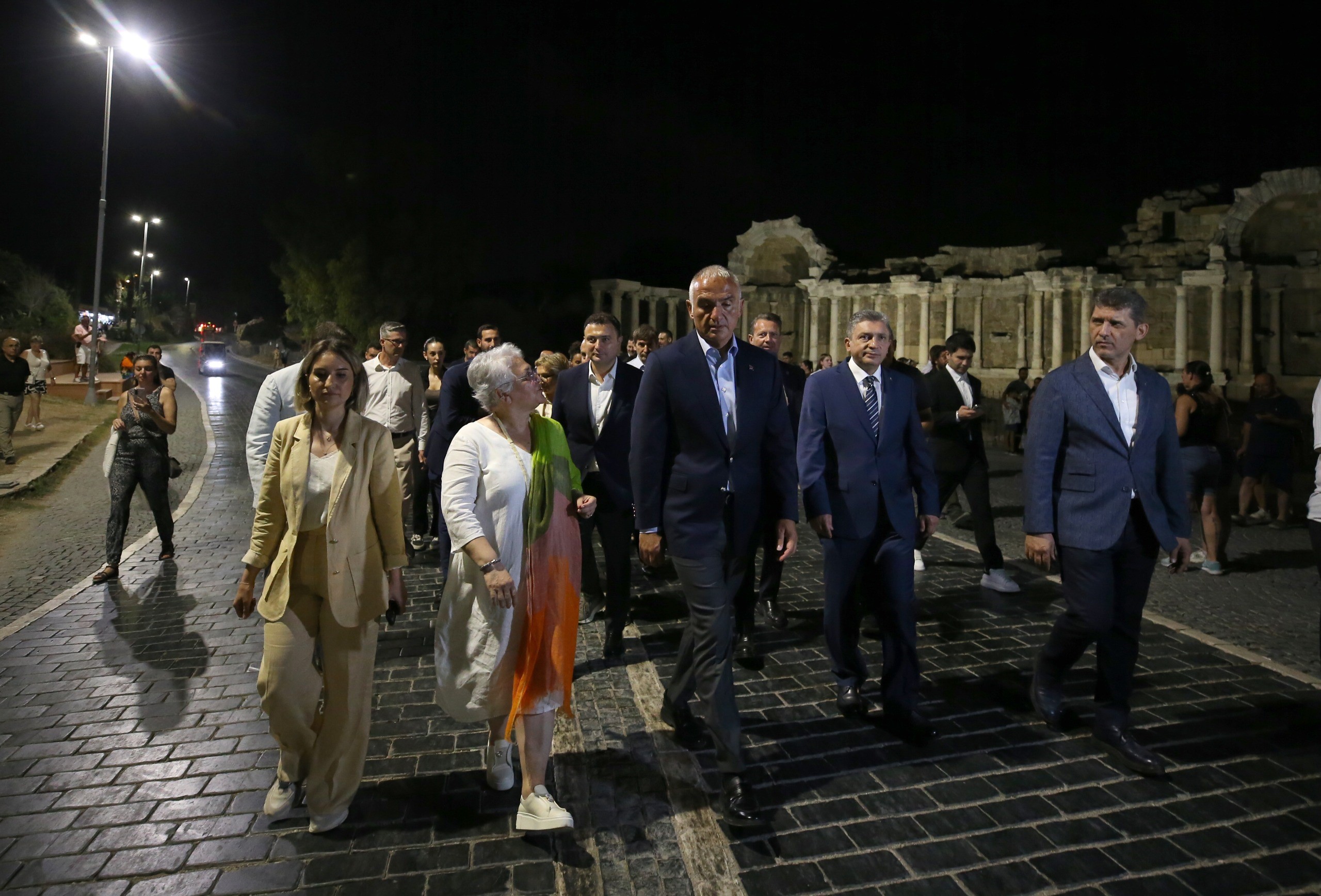 Anyalyayabinlerceziyaretcigeldi