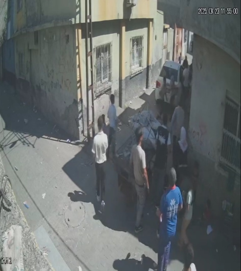 Arabanınaltındakaldı