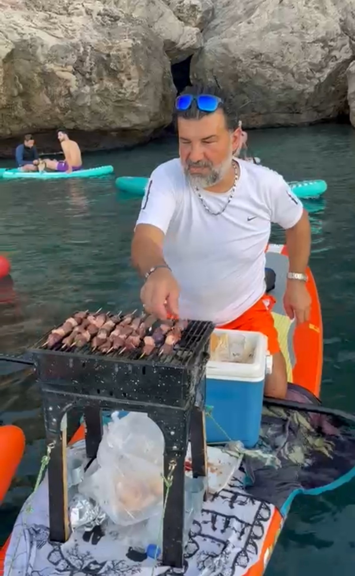 Denizinortasindayaptigiseysoketti