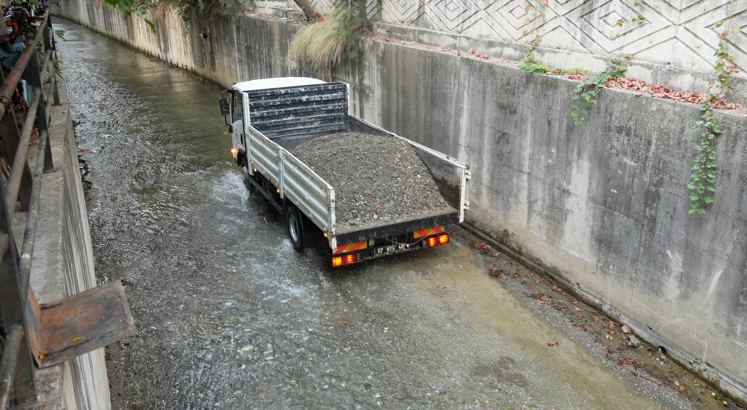 Ekiplerdereleritemizliyor