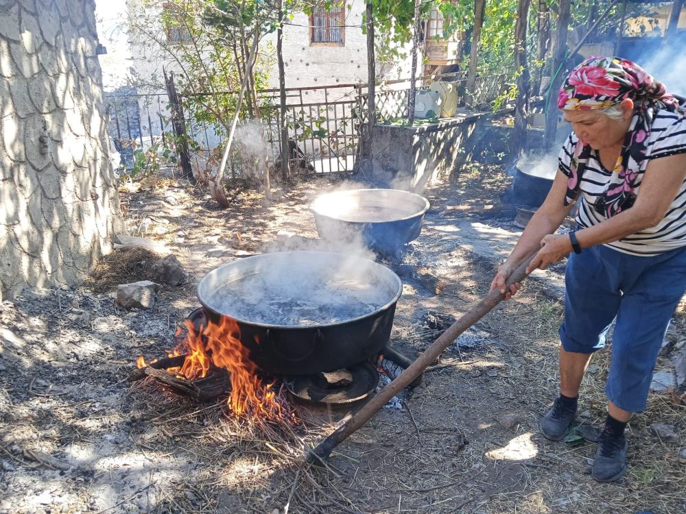 Gelenekselpekmezuretimibasladı