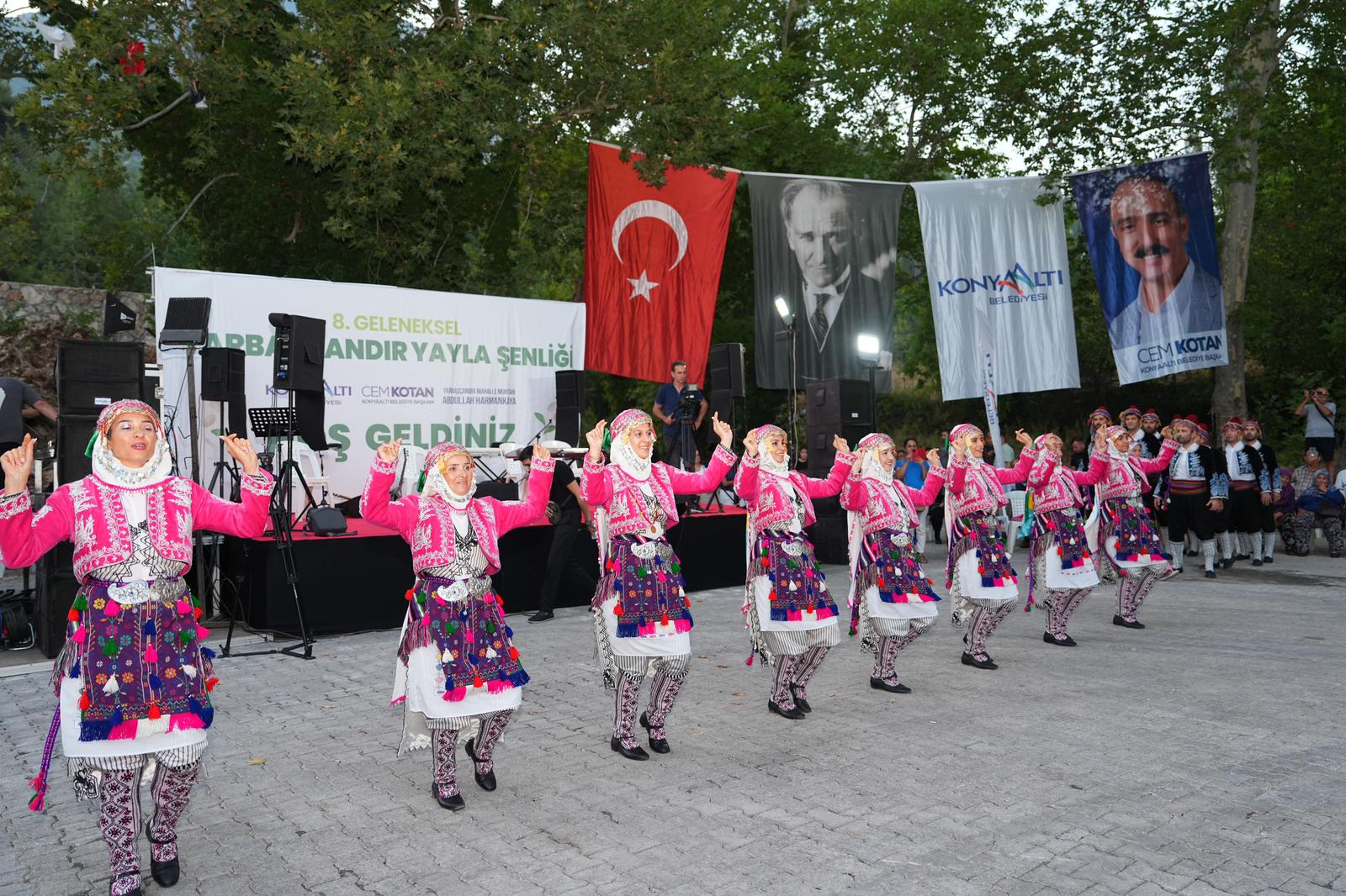 Konyaaltihalkoyunlaritopluluguicinyenigonulluleriniariyor