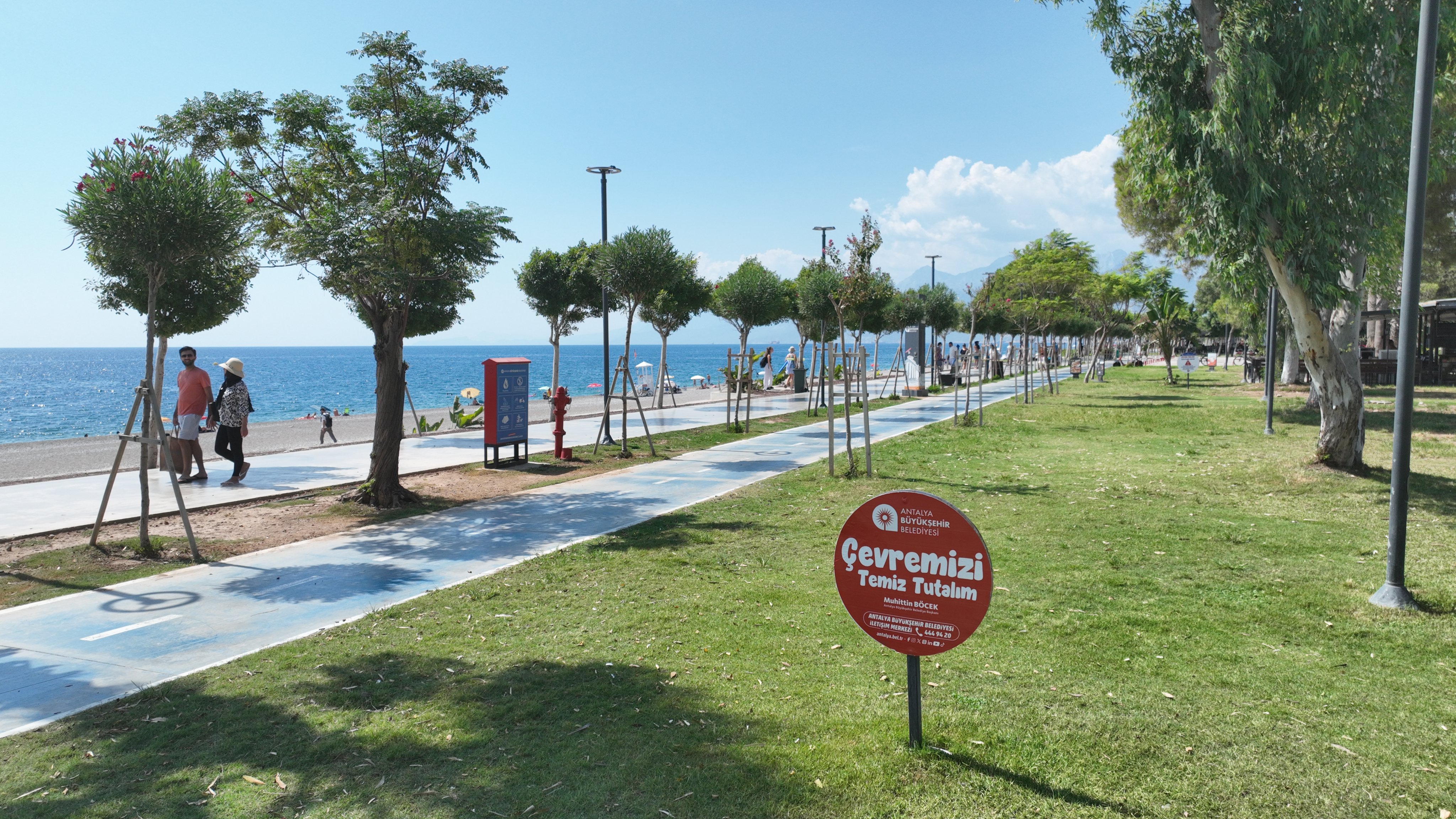 Konyaaltısahilindecevreyikirletenlereparacezasıuygulandı