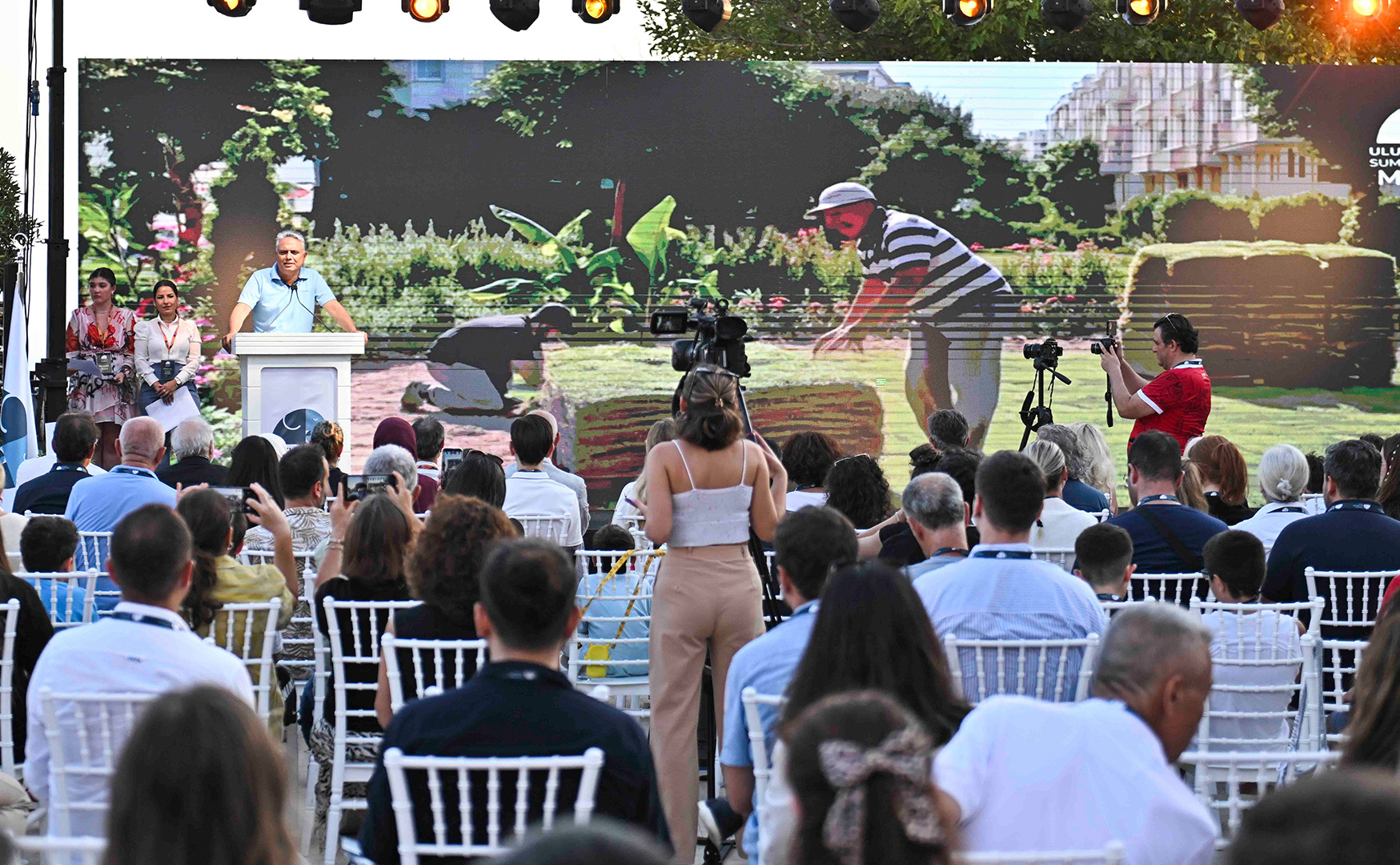 Matematikmuzesimeraklilarinibirarayagetirdi