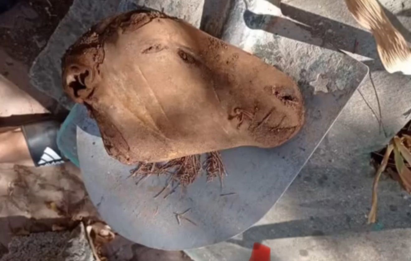 Mezarınetrafınıkazdı