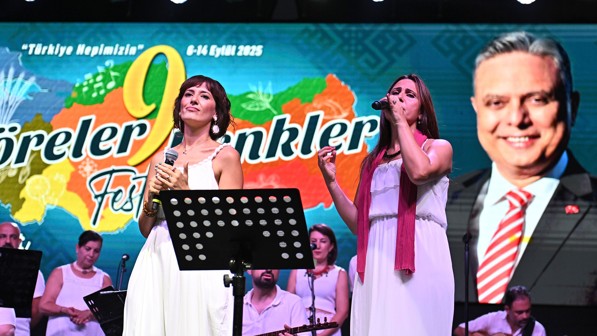 Muratpasadayorukkulturuakdenizgecesiilesahneyecikti