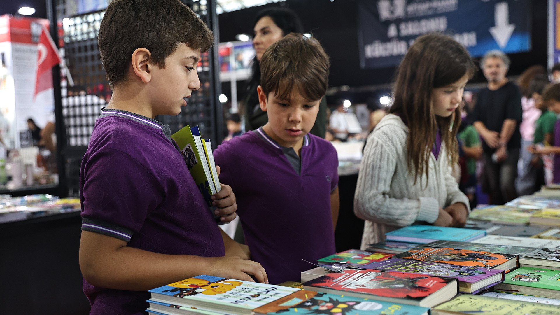 Ahmetumitkitapfuarindaseverleriylebulustu