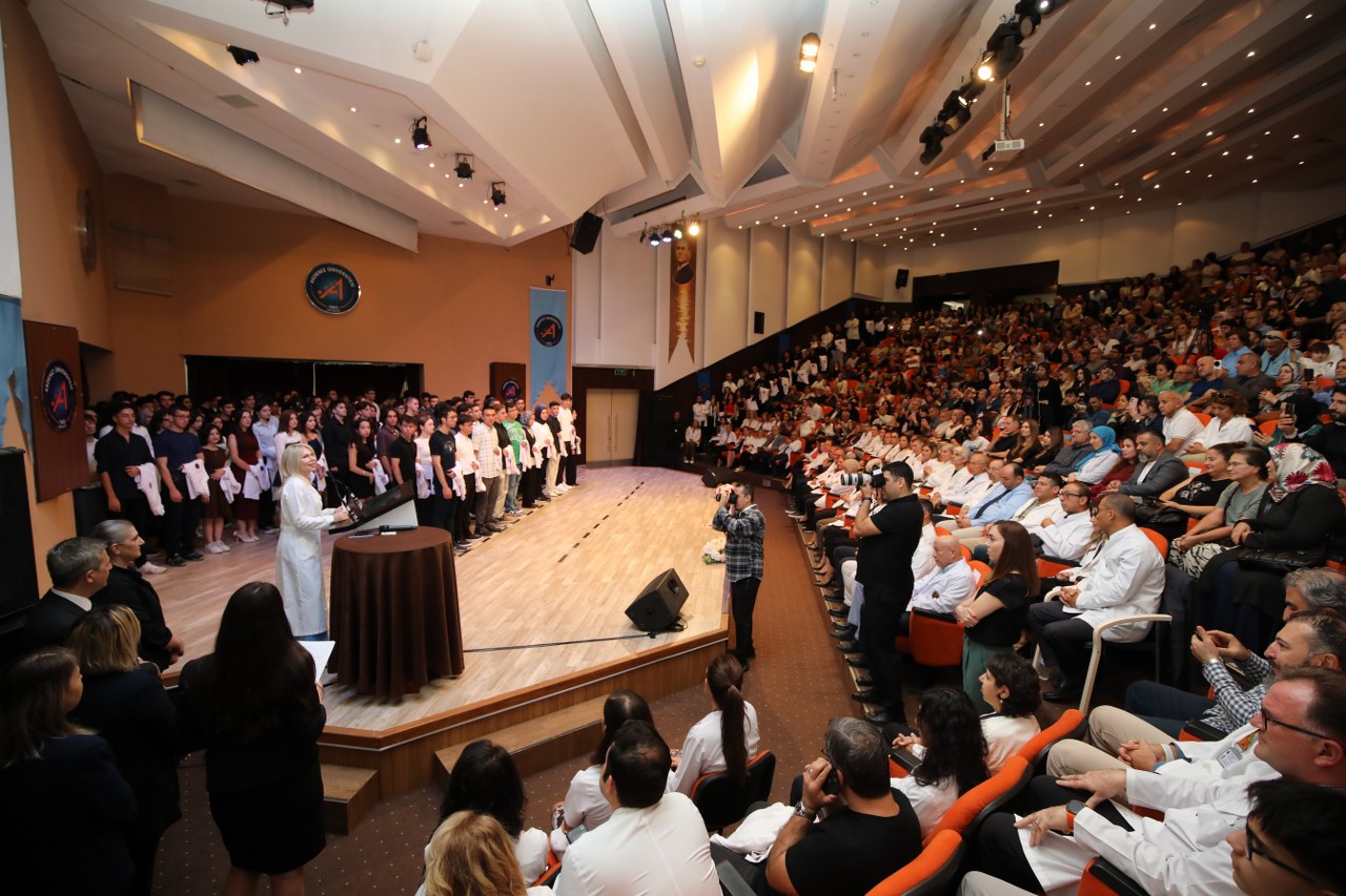 Akdenizuniversitesindegeleceginhekimlerionlukgiydi (2)