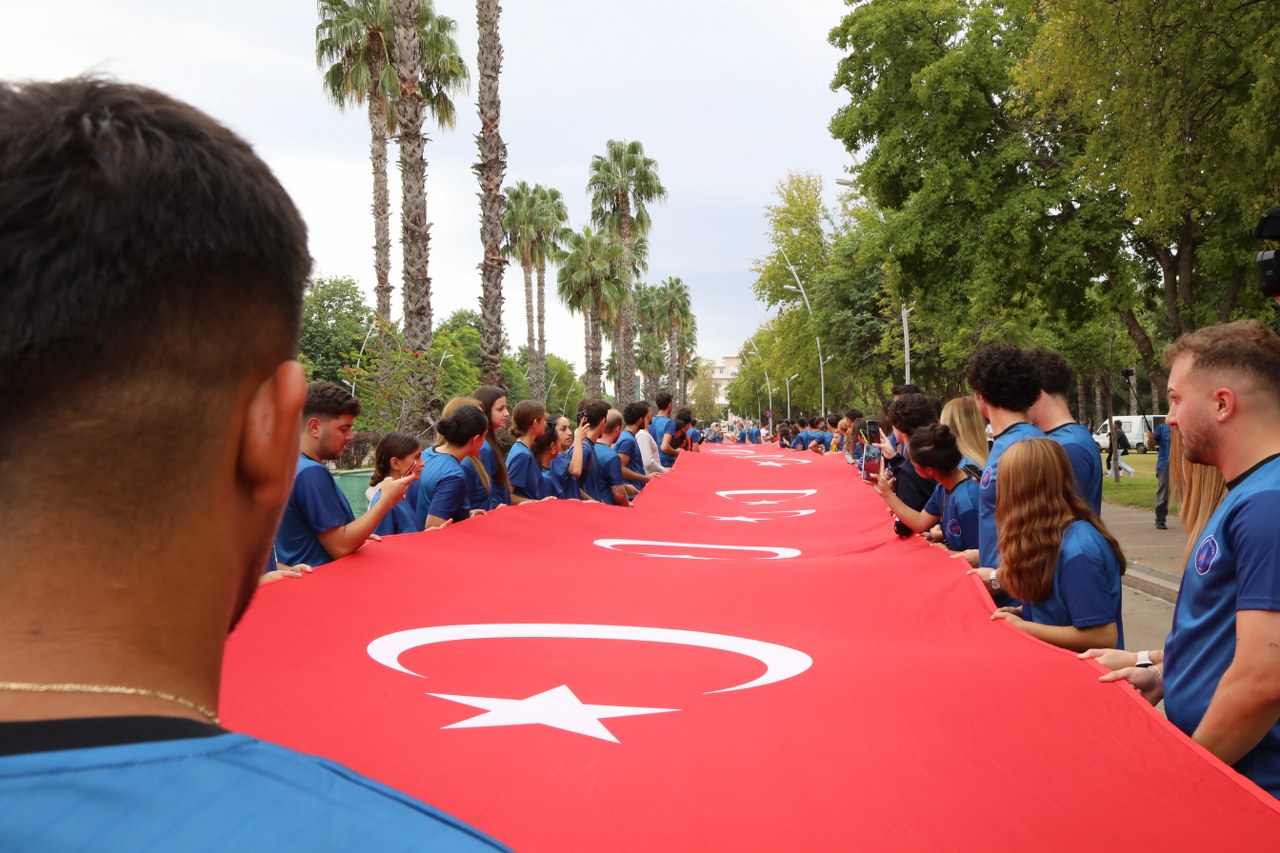 Alkudeogrencilervepersonellerbirarayageldi