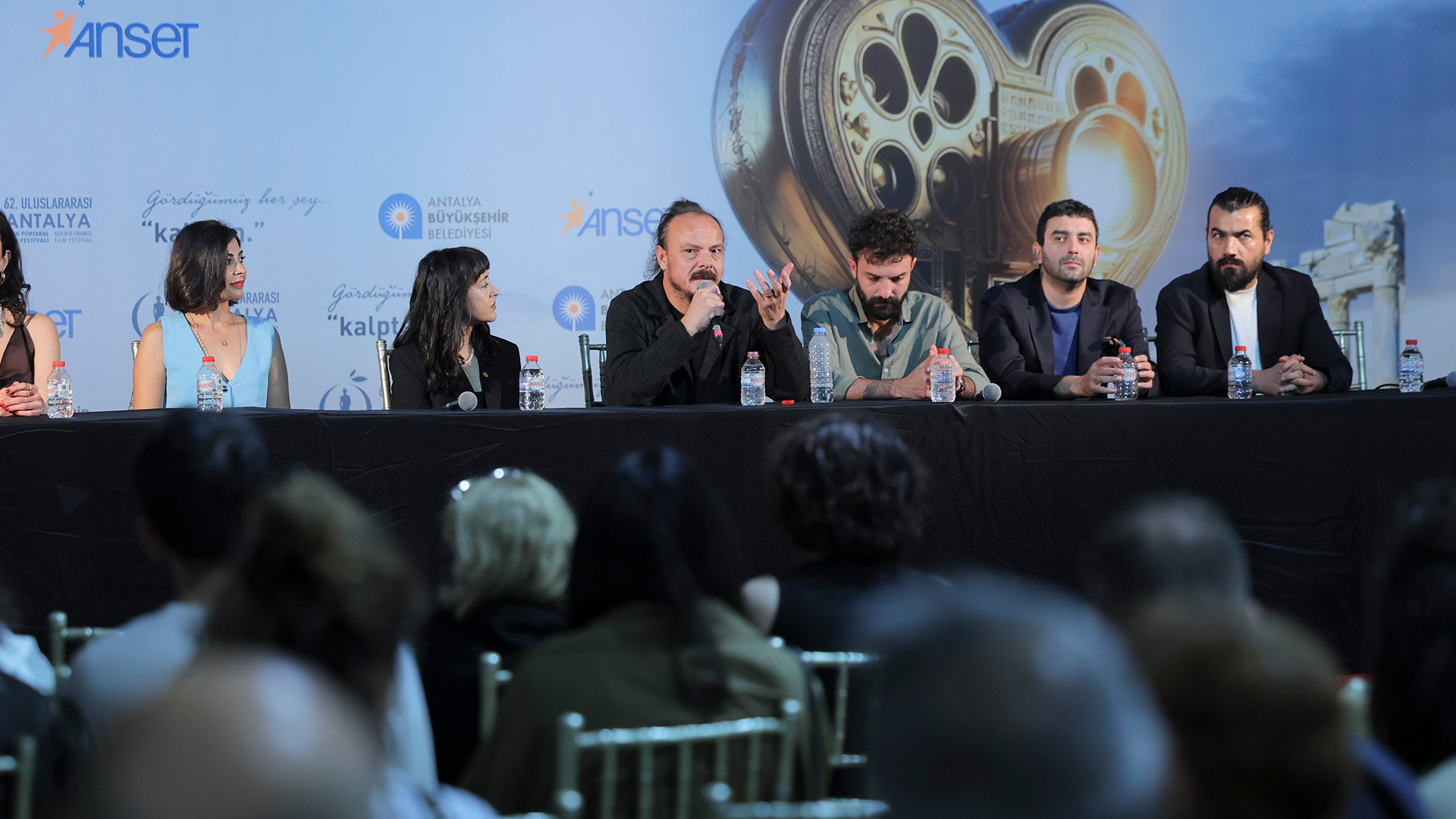 Altinportakaldayasamdanizlersahneyetasindi