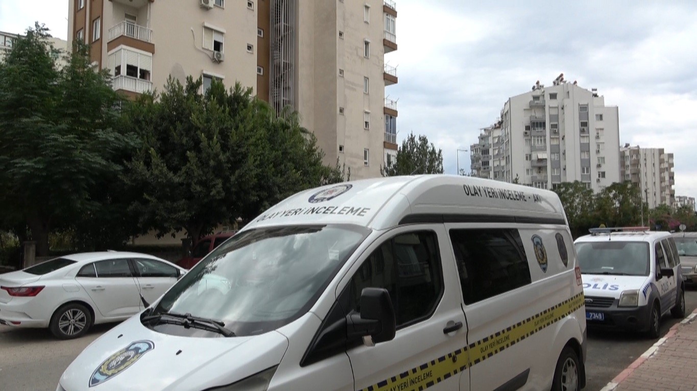 Annesiyleyasadigievdeolubulundu