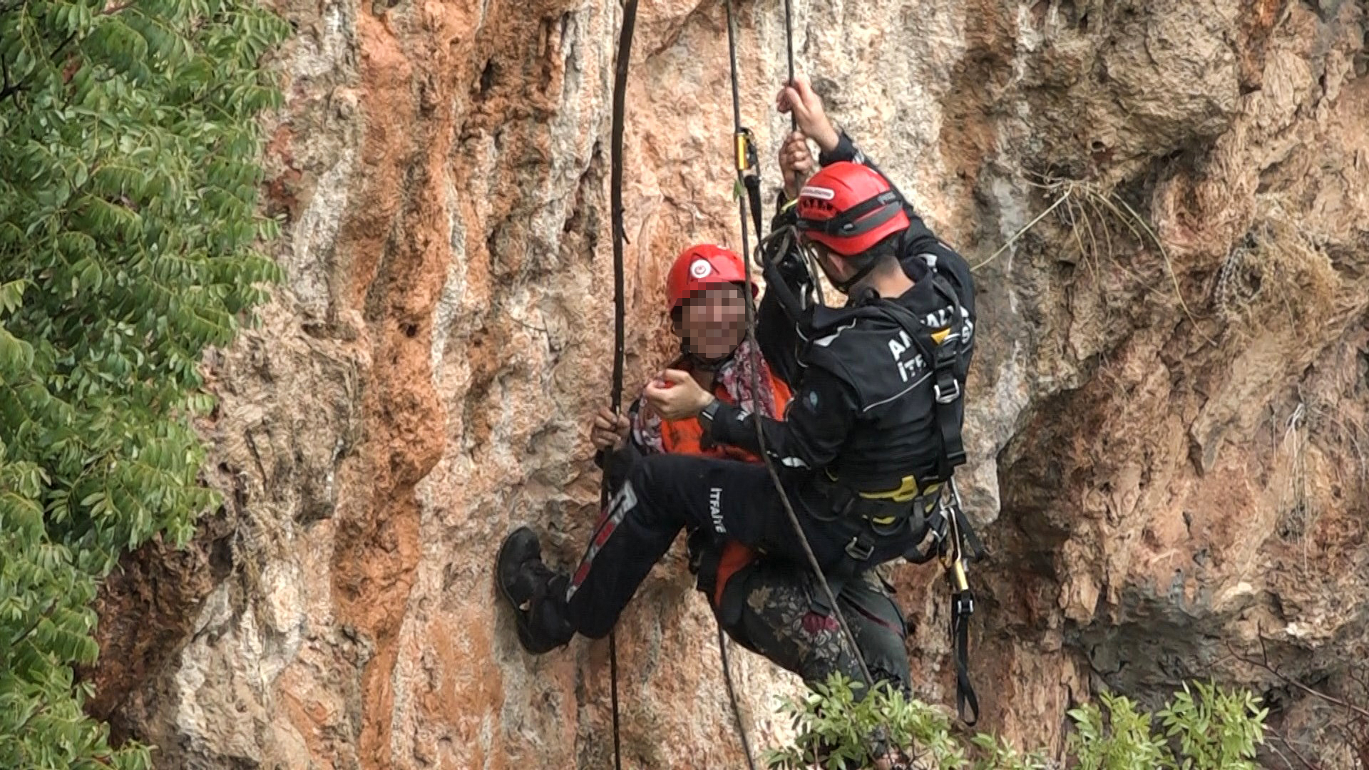 Falezlerdemahsurkaldigazetecileresaldirdi