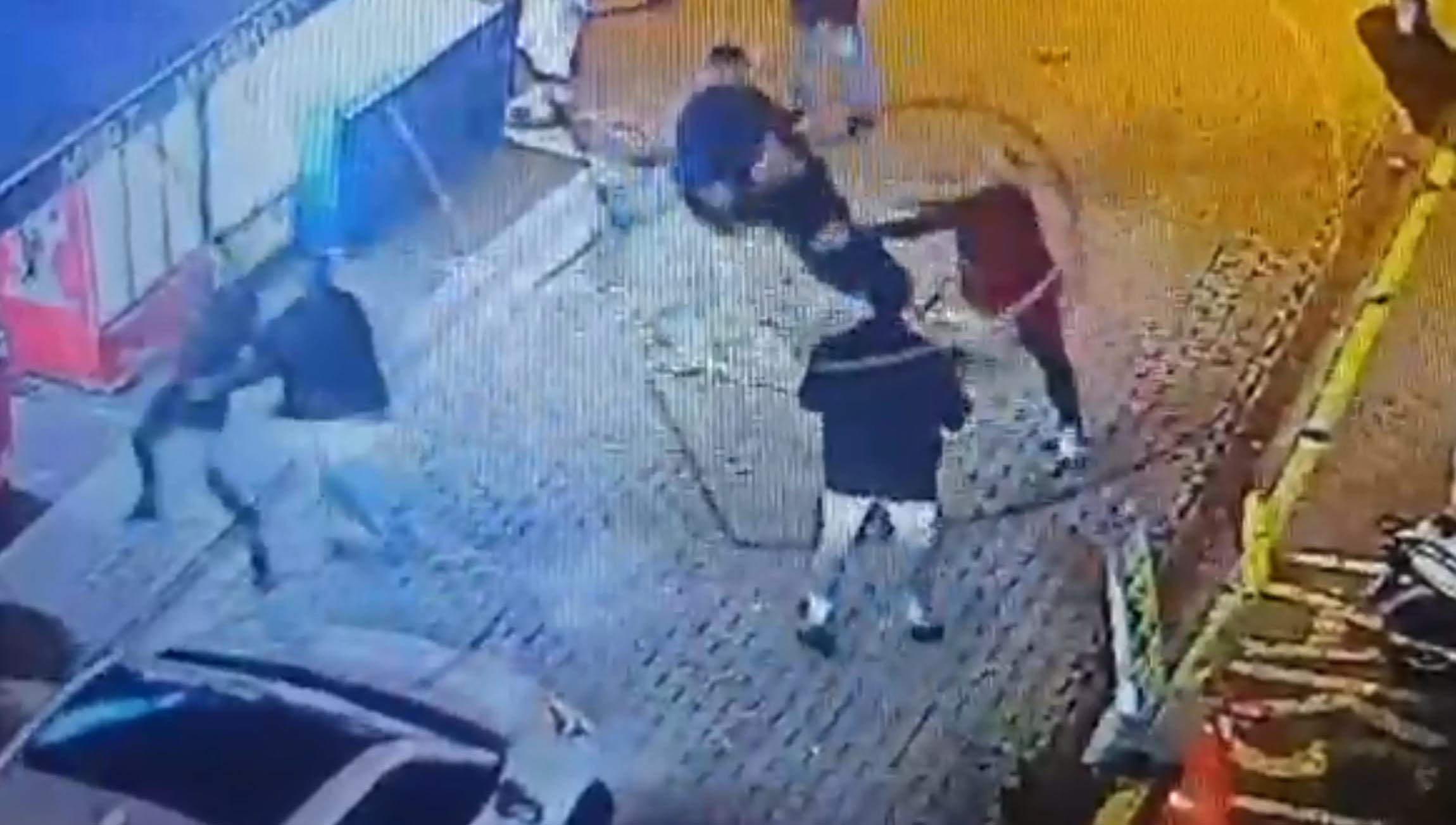 Sokakortasindasilahlisaldirikufurettidiyeikikisiyivurdu