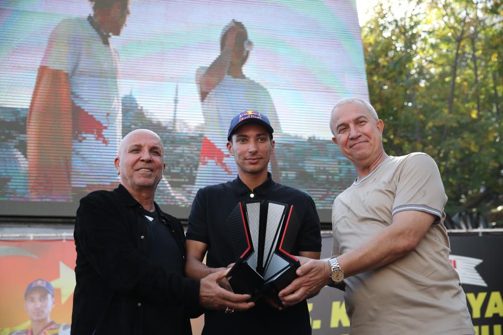 Toprakrazgatlıoglualanyadazaferinikutladı