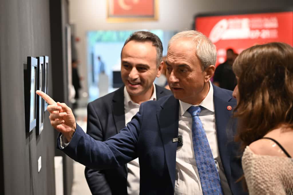 Ziyaretcilerinbegenisinesergisunuldu