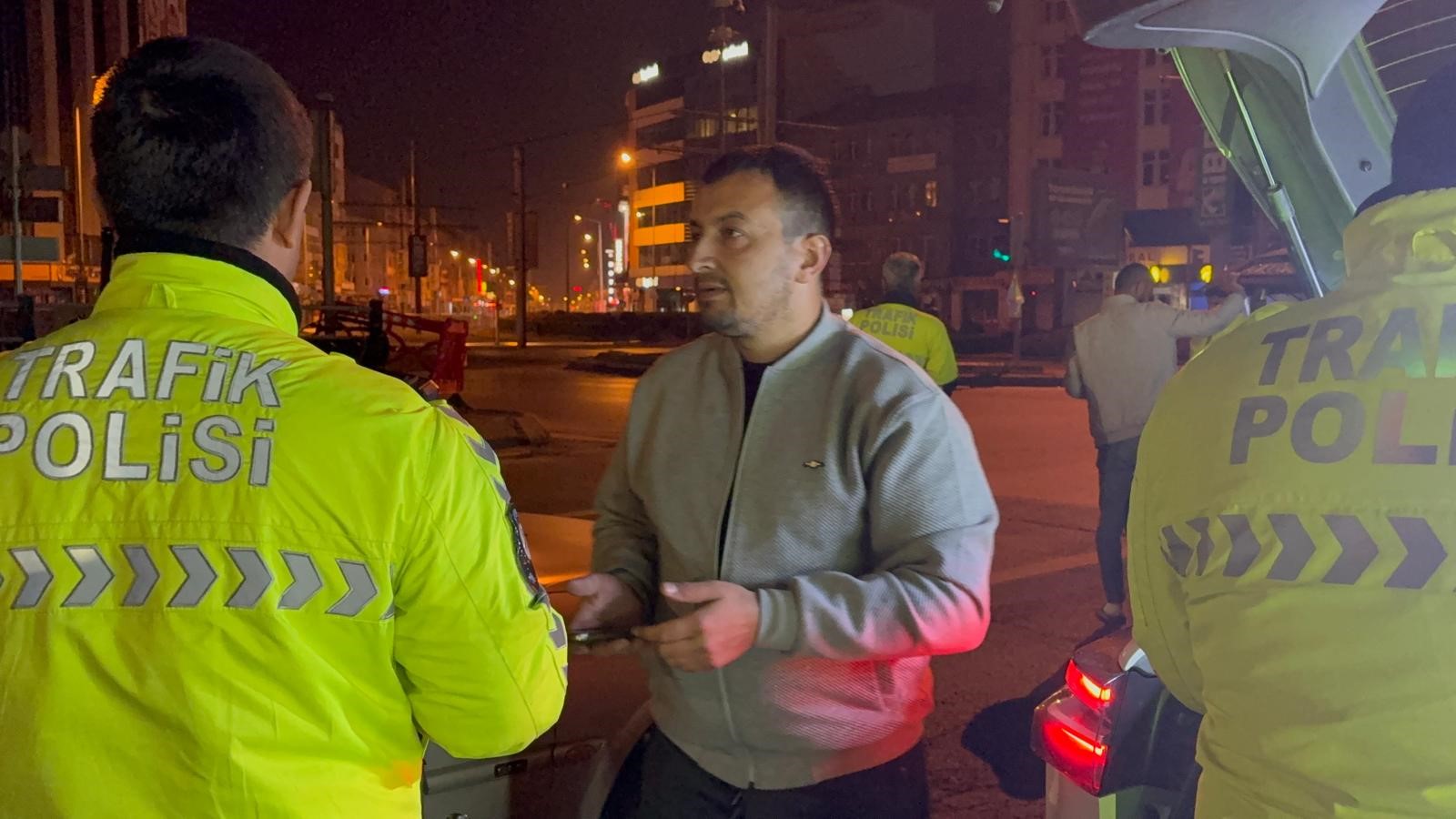 Alkolluarkadasikarakolagoturuldukendiniyereataraktepkigosterdi